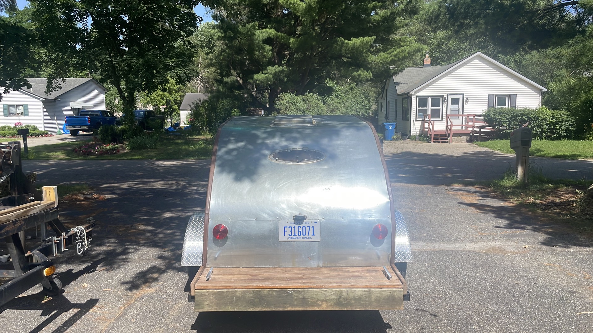 Rear view with diamond-plate fenders and cargo deck
